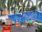 045419400_1759832368-Hujan_deras_dan_angin_kencang_rusak_tenda_pedagang_di_Depok
