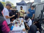 car-free-day-di-depok-warga-ramai-ramai-mencoba-jasa-parfum-rp-2000-devi-pdetikcom-1760233464568_169 (1)
