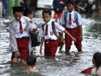 warga-beraktifitas-saat-banjir-setinggi-60-cm-menggenangi-kawasan-pesing-koneng-jakarta-senin-2722023-cnbc-indonesiatri-susilo-11_169
